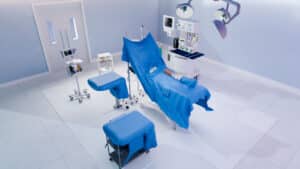 Simulação 3D fotorrealista de centro cirúrgico hospitalar para demonstração de procedimentos e equipamentos médicos.